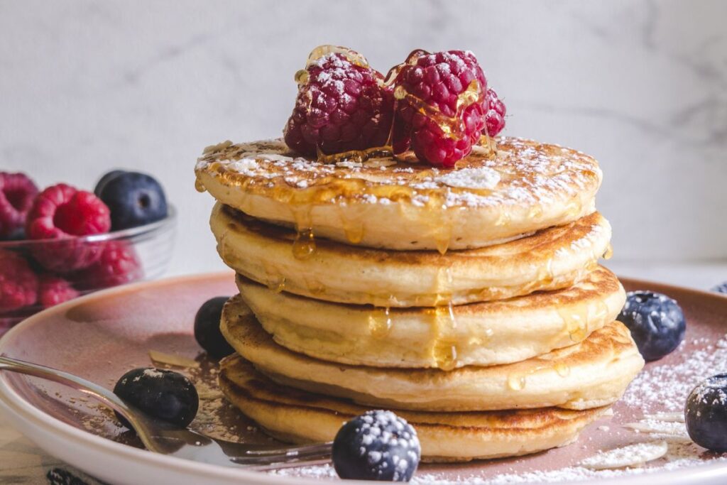 Los pancakes y los hotcakes son recetas favoritas para el desayuno.