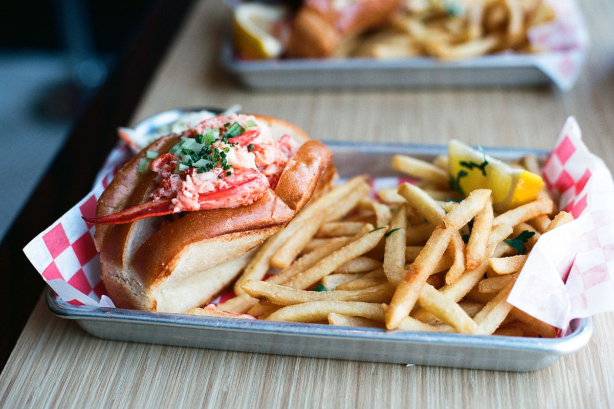 Lobster Roll acompañado de papas a la francesa. Foto de Pexels.