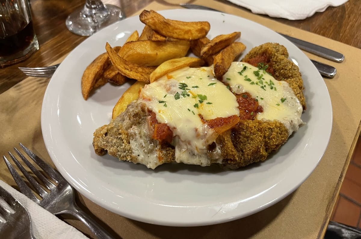 Milanesa a la napolitana, una opción del menú nocturno 