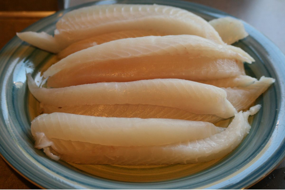 Filetes de pescado crudos. Foto de Flickr.