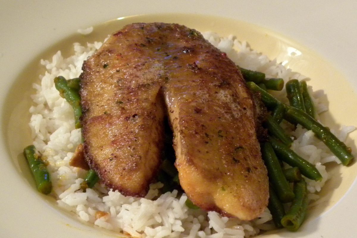 Pescado empanizado acompañado de arroz. Foto de Flickr.