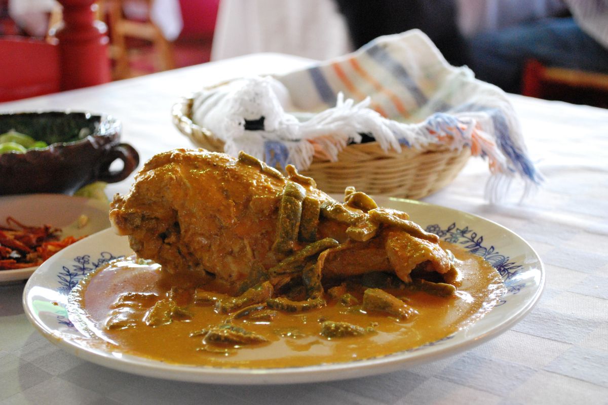 Pieza de pollo con pipián y nopales. Foto de Flickr.