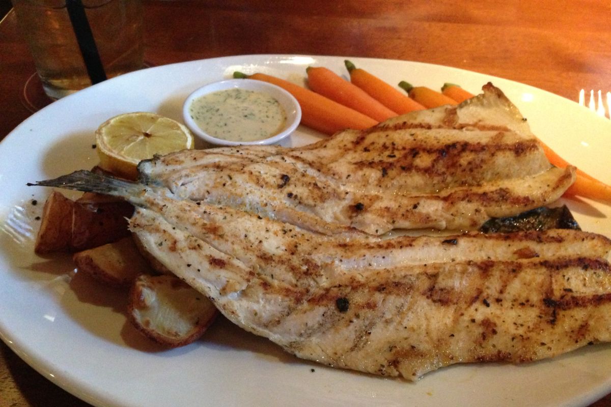 Filete de pescado asado. Foto de Flickr.