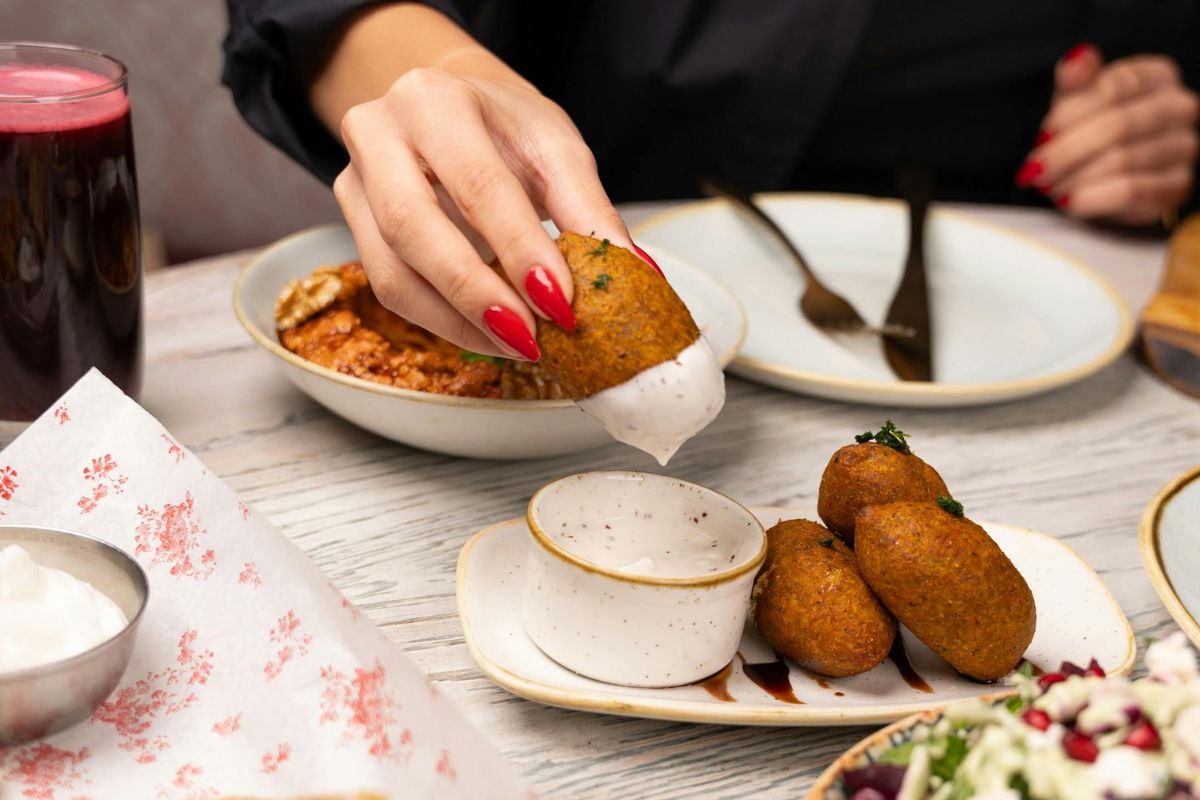 Croquetas acompañadas de aderezo de hierbas. Foto de Pexels.