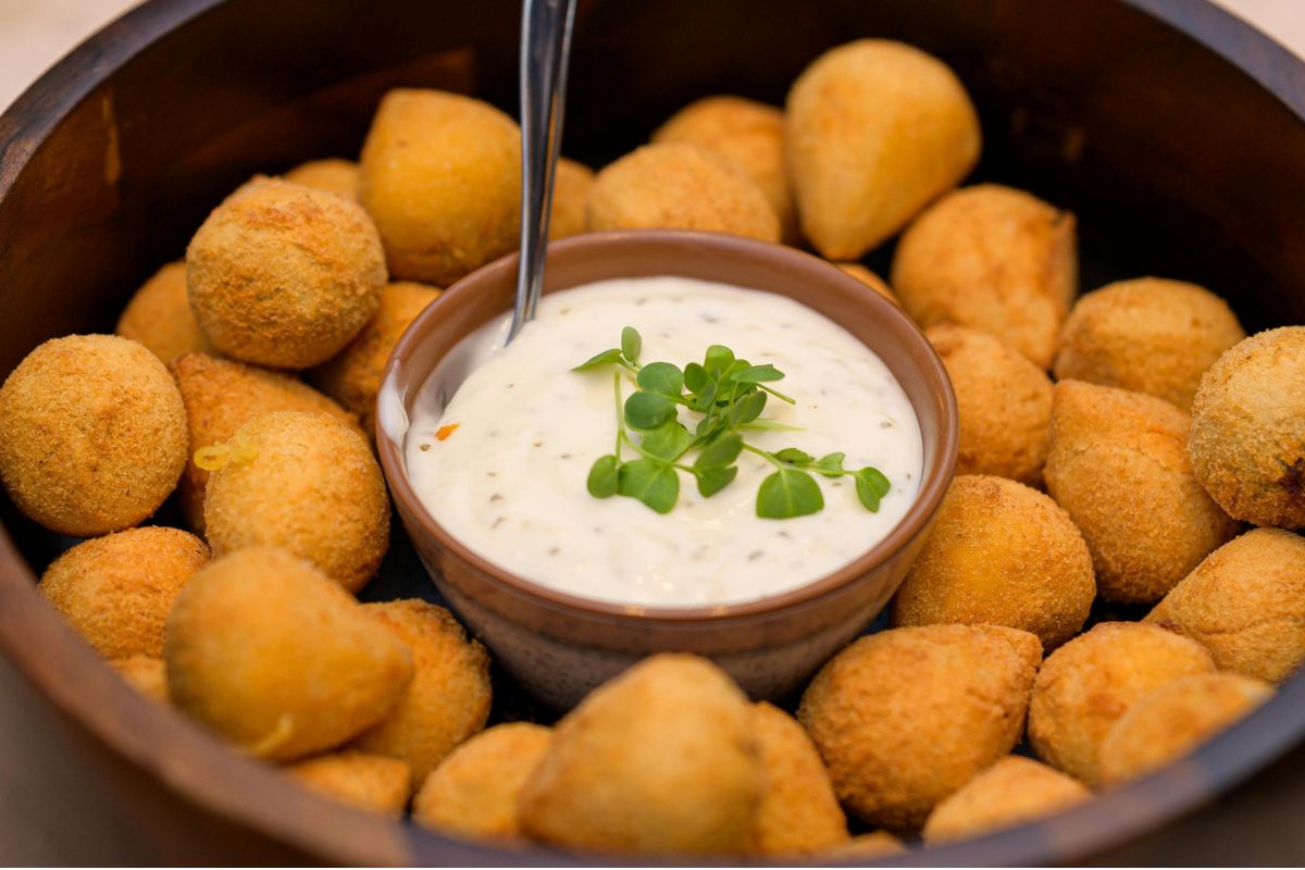 Croquetas acompañadas de aderezo de hierbas. Foto de Pexels.