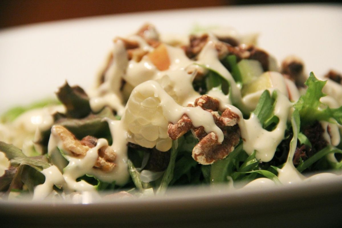 Ensalada con cítricos, espinaca y nueces. Foto de PxHere.