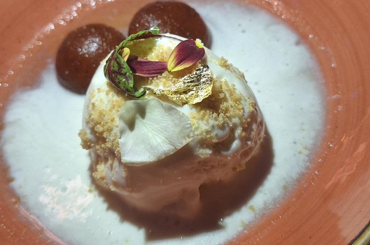 Postre gulab jamun con helado de coco, foto de Miriam Carmo