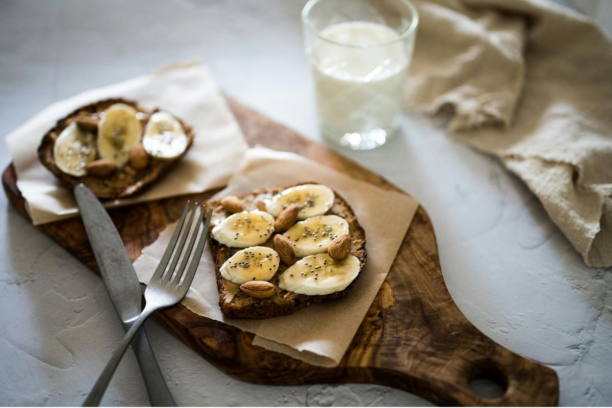 Pan tostado con plátano y chía. Foto de Pexels.