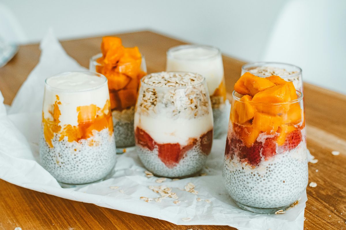 Postre fresco con chía, yogurt y fruta fresca. Foto de Pexels.