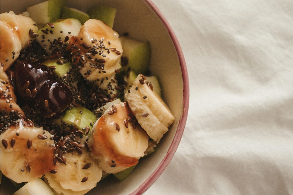 Bowl de fruta con miel y chía. Foto de Pexels.