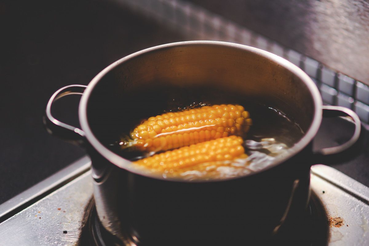 Elote amarillo en proceso de cocción. Foto de PxHere.