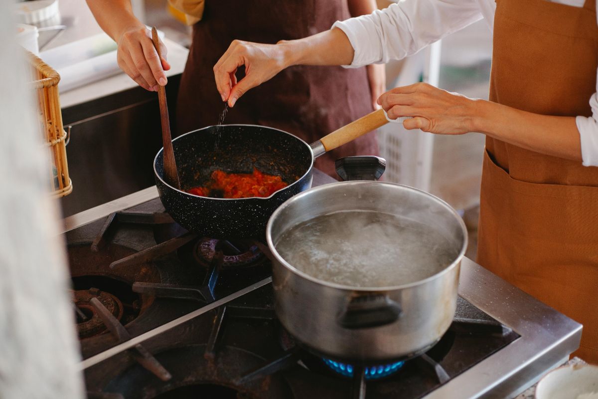 Personas cocinando en casa. Foto de Pexels.