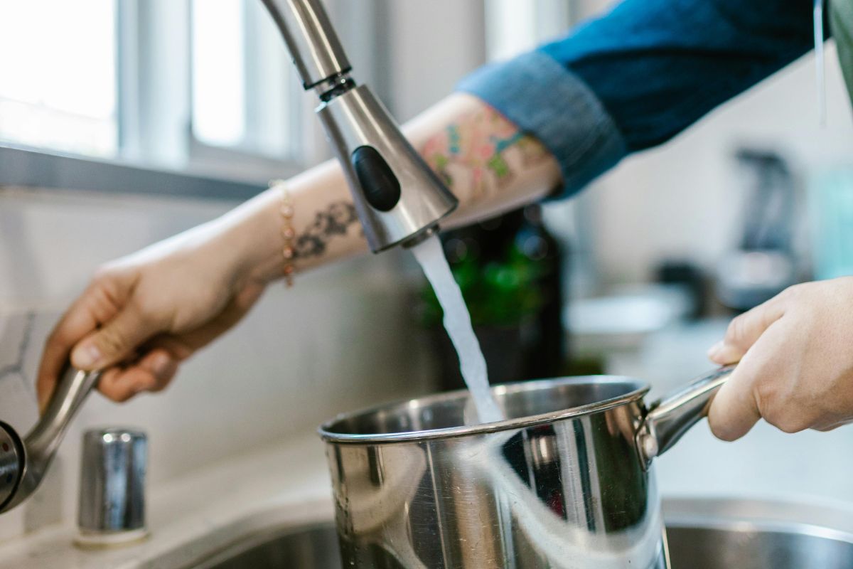 ¿Cómo reducir el consumo de agua al cocinar en casa?