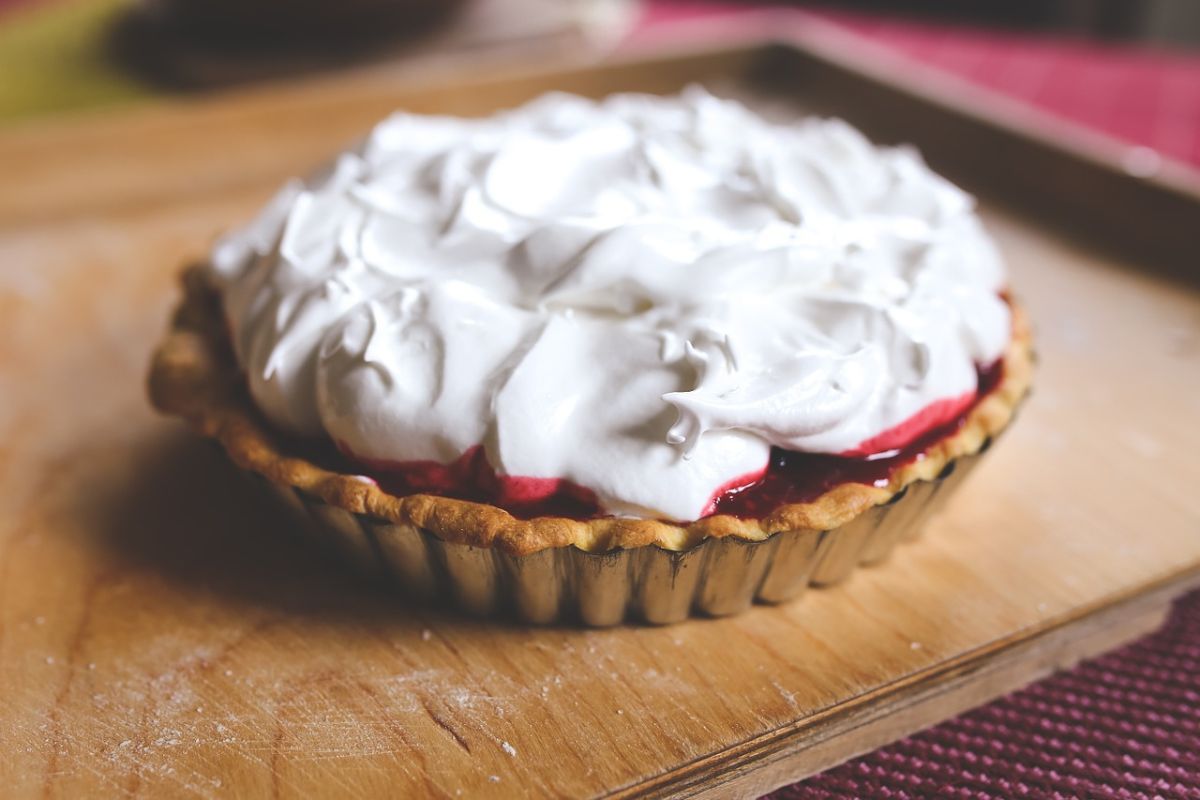 Tarta de frutos rojos con merengue. Foto de Pexels.