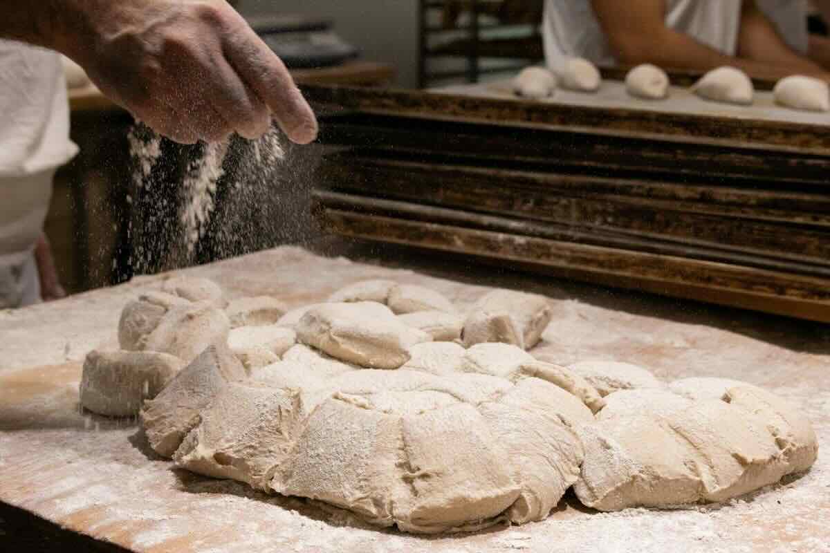 Masa fresca para preparar pan. Foto de Pexels.