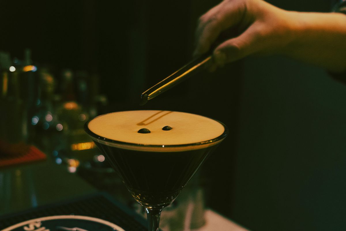 Coctel fresco con café. Foto de UnSplash.