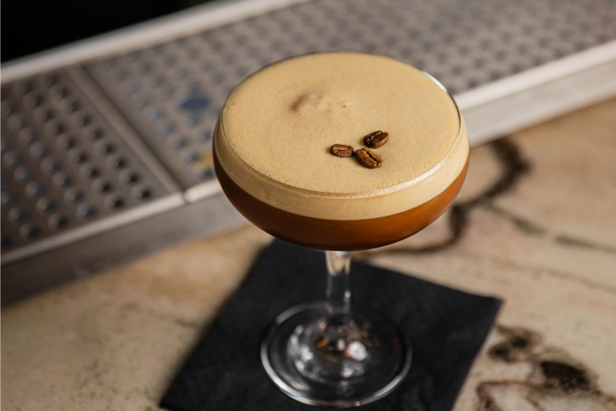 Coctel fresco con café. Foto de UnSplash.
