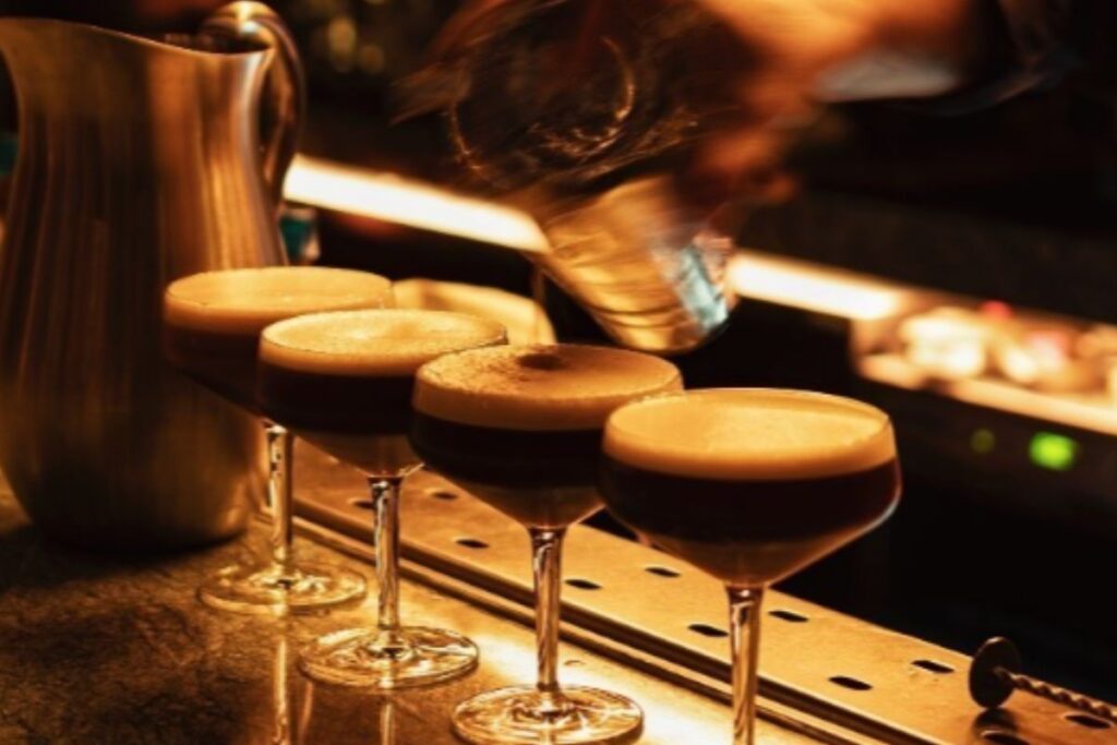 El espresso martini es un cóctel intenso reconocido a nivel mundial.