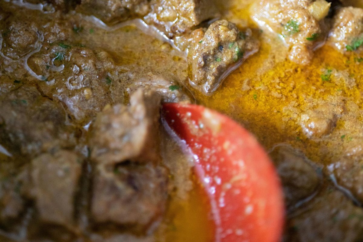 Carne de res cocinada en salsa espesa. Foto de Pexels.