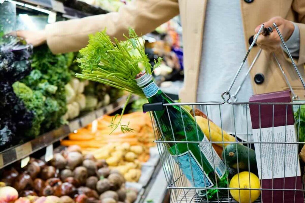 La fecha de caducidad en los alimentos es un elemento fundamental que debe revisarse.