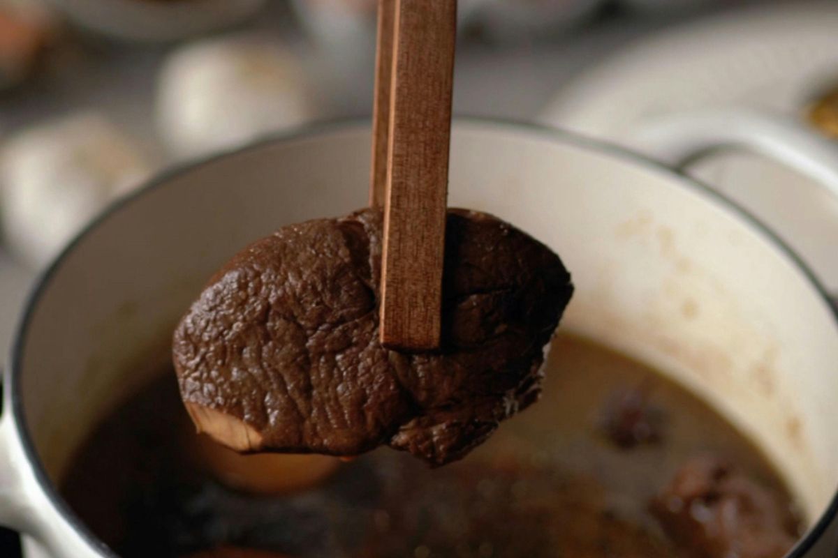 Carne de res cocinada en salsa. Foto de Pexels.