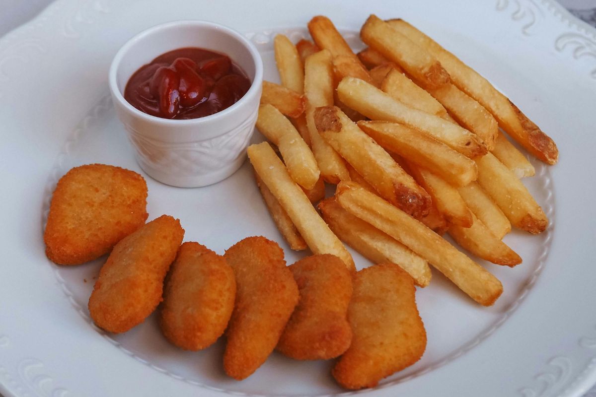 Bocadillos de pollo con papas a la francesa. Foto de Pexels.