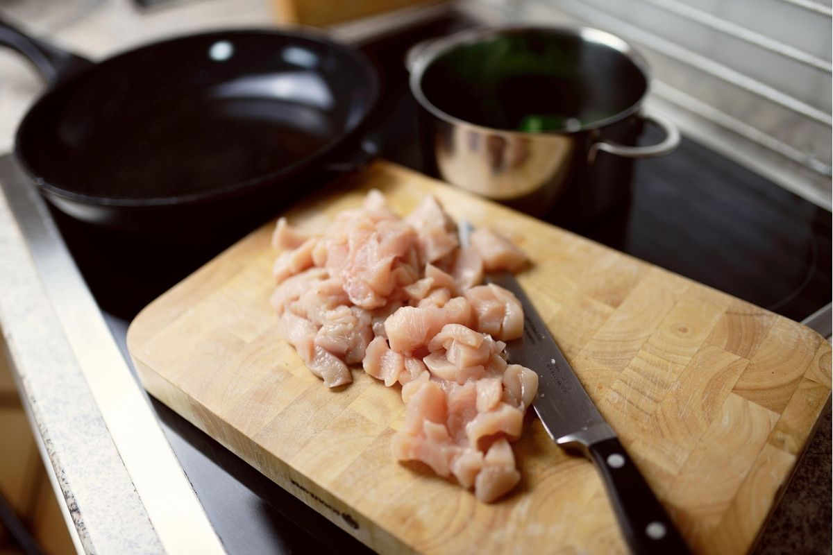 Pollo crudo para preparar nuggets. Foto de Pexels.