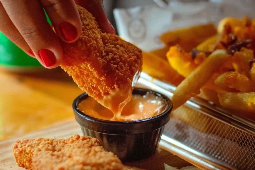 Hacer nuggets en casa es una solución rápida para servir comida.