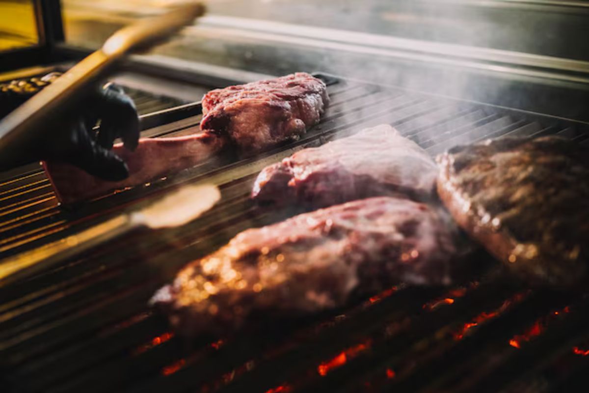 Carne cocinada a las brasas. Foto de Pexels.