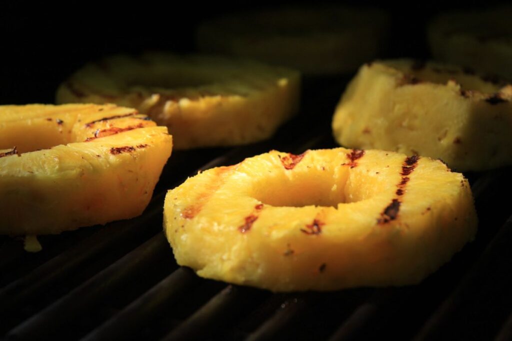 La presencia de la piña en restaurantes de cortes de carne relaciona a la ciencia y a la gastronomía.