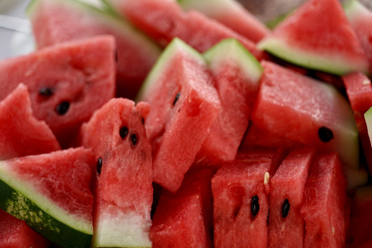 Sandía fresca lista para comer. Foto de UnSplash.