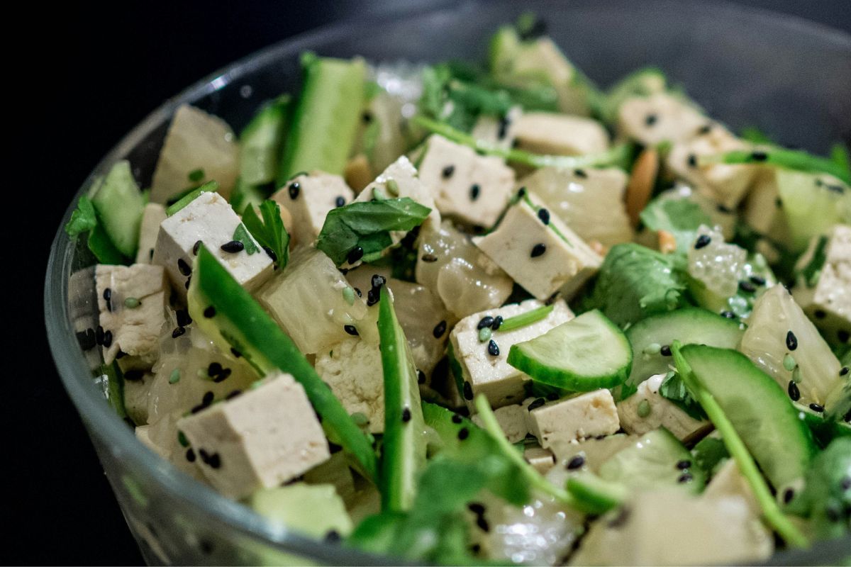 Ensalada de tofu con pepino y apio. Foto de Pexels.