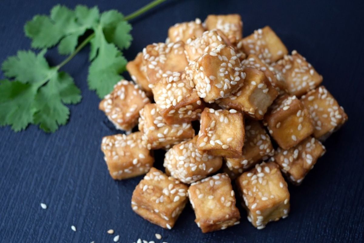 Aperitivo de tofu sofrito con ajonjolí. Foto de Pixabay.