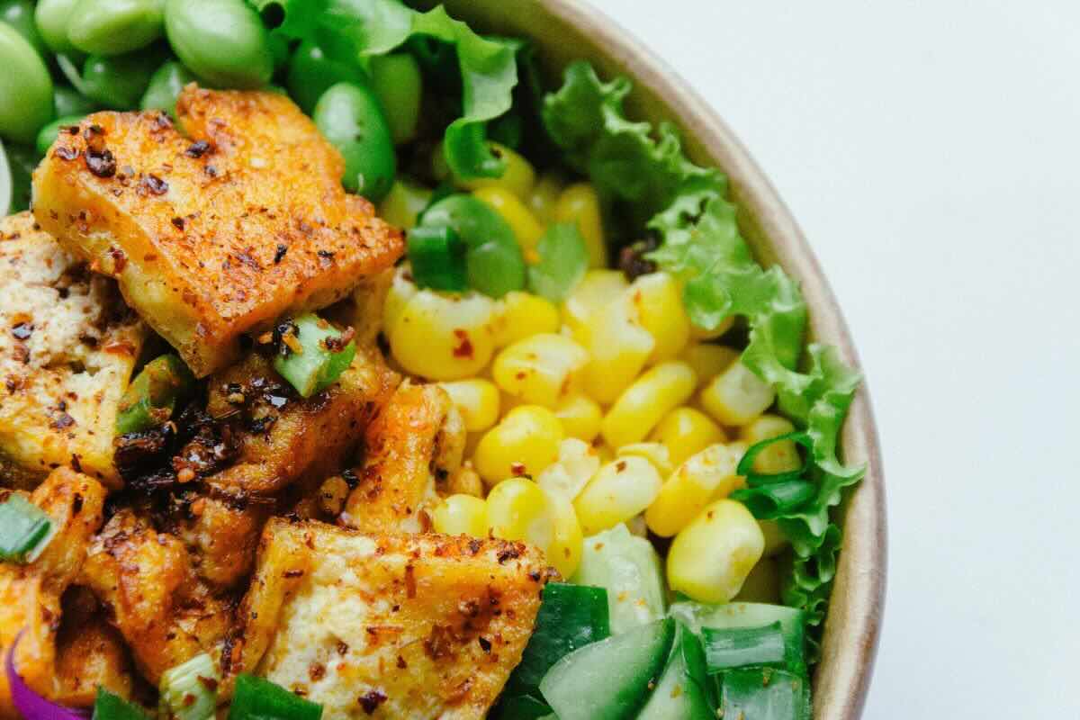 Ensalada con elote, pepino y tofu crujiente. Foto de Pexels.