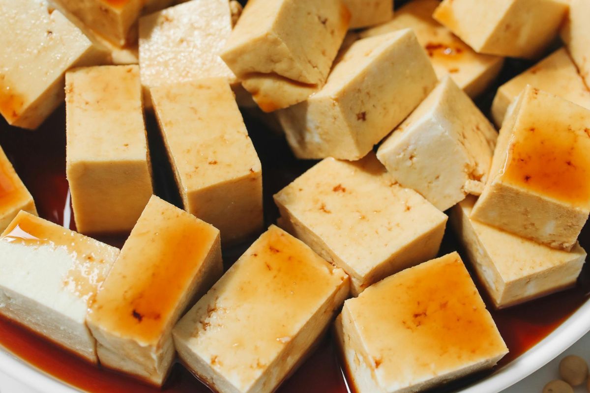 Tofu marinado en salsa de soya. Foto de Pexels.