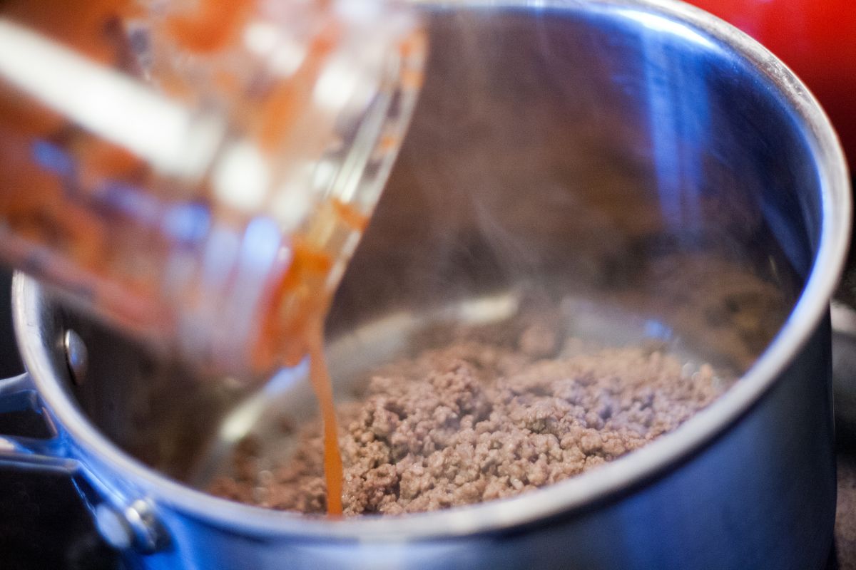 Carne molida cocinada con salsa de tomate. Foto de Flickr.