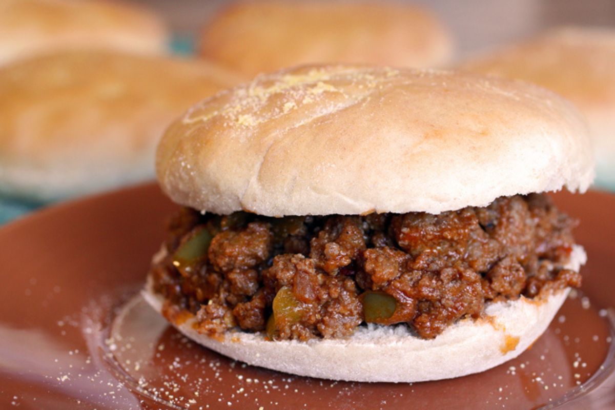 Sándwich relleno de carne molida con salsa de tomate y pimientos. Foto de Flickr.