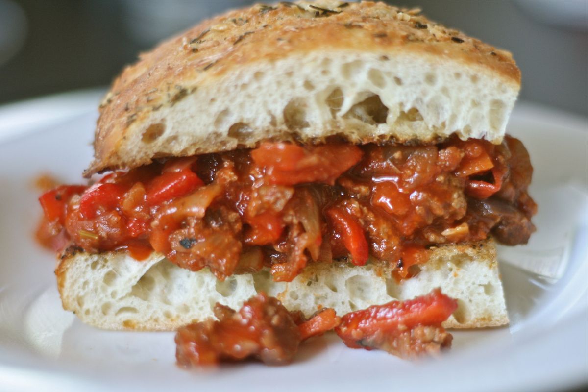 Sándwich relleno de carne molida con salsa de tomate y pimientos. Foto de Flickr.