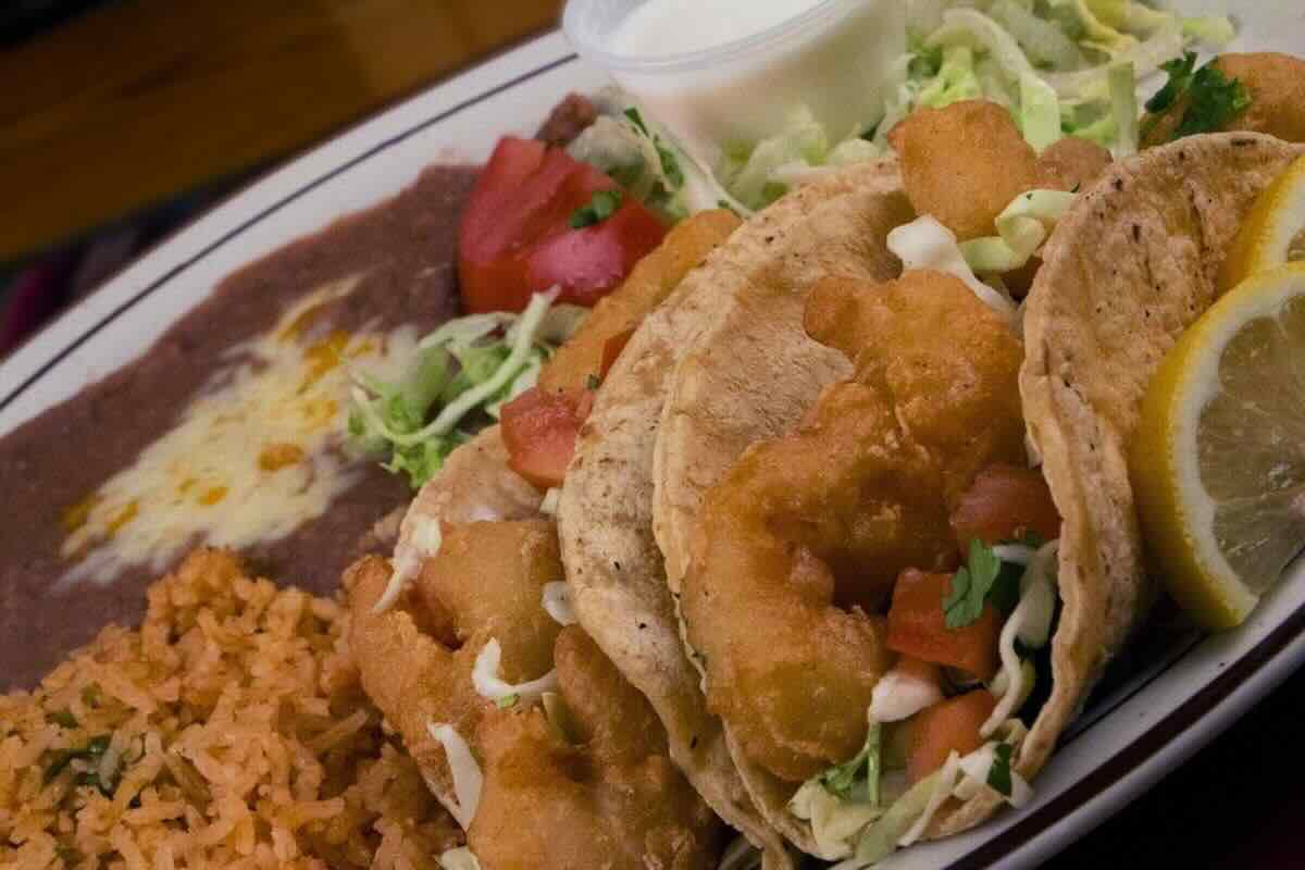 Tacos de pescado acompañados con arroz y frijoles. Foto de Flickr.