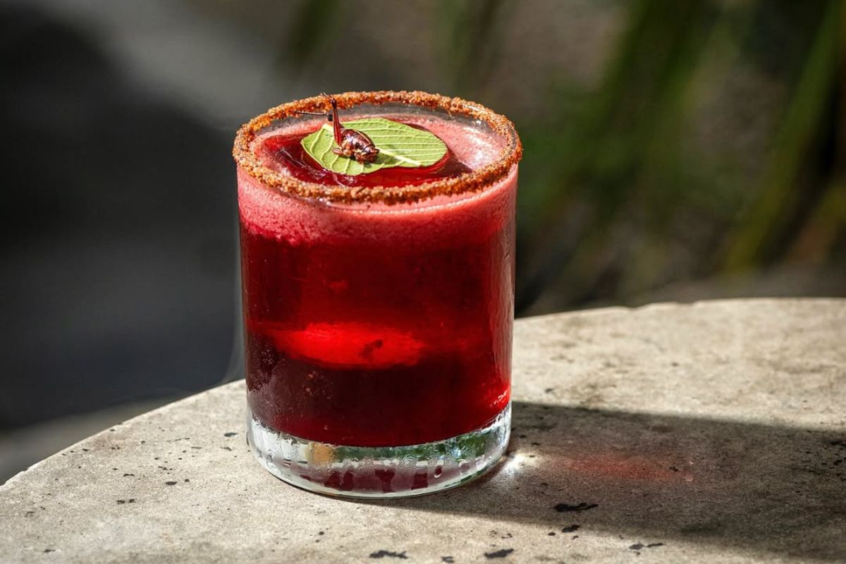 Coctel con jamaica y mezcal. Foto de Instagram ARCA.