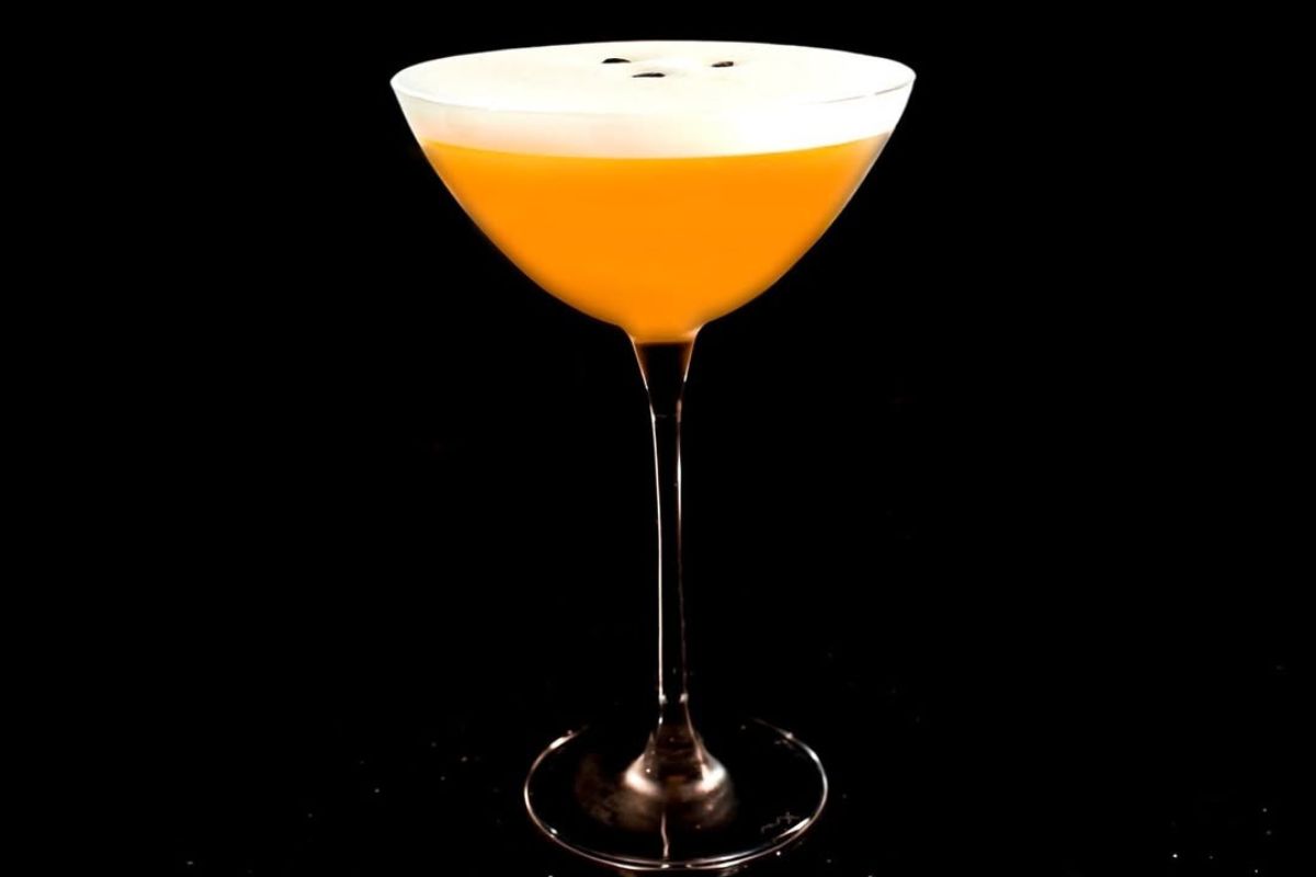 Coctel con maracuyá. Foto de Instagram Bijou Drinkery Room.