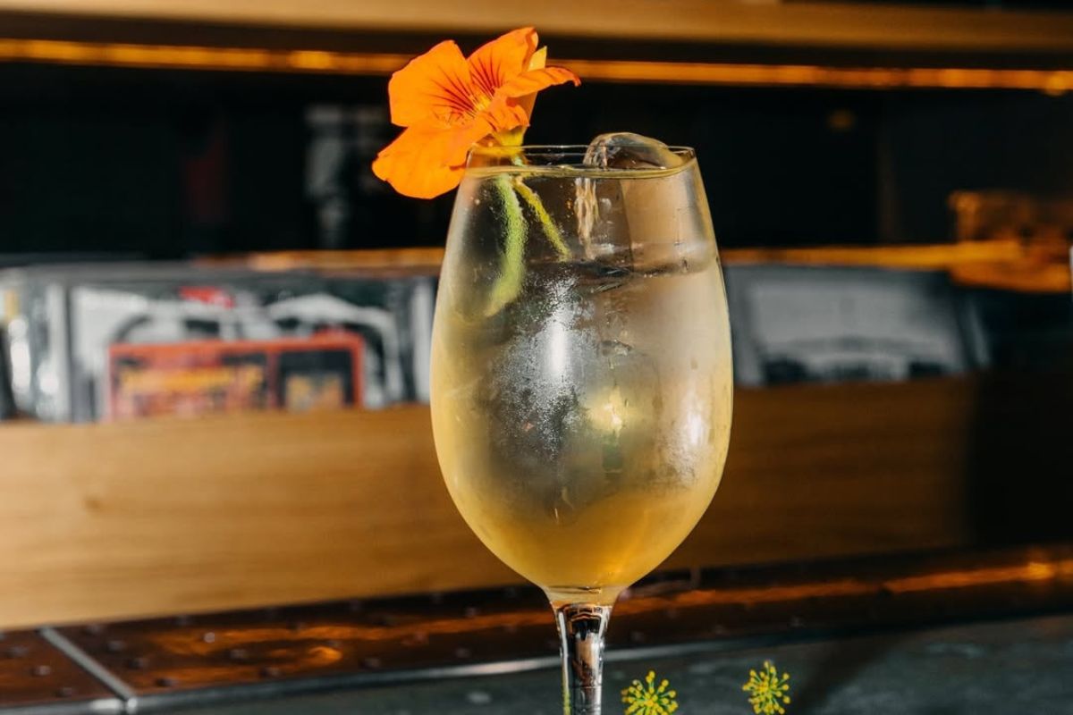 Coctel con flores comestibles. Foto de Instagram Café de Nadie.