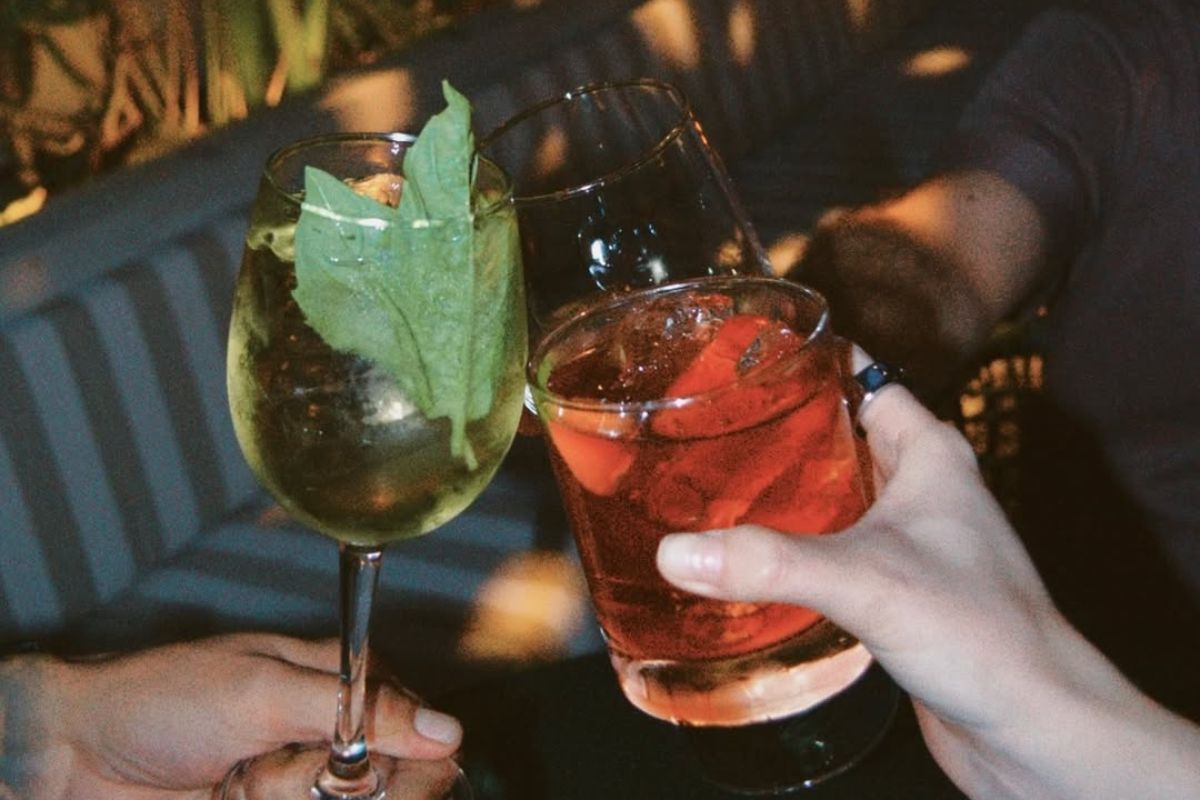 Brindis con cocteles de la casa. Foto de Instagram Selva.