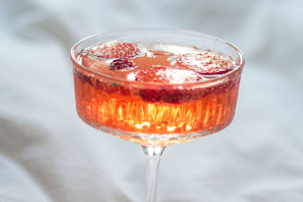 5 cocteles frescos donde el vino rosado es el protagonista