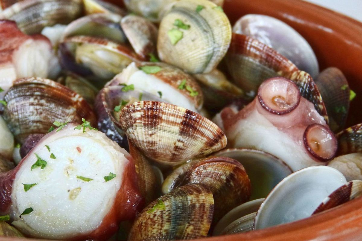 Pulpo y almejas salteadas. Foto de Pexels.