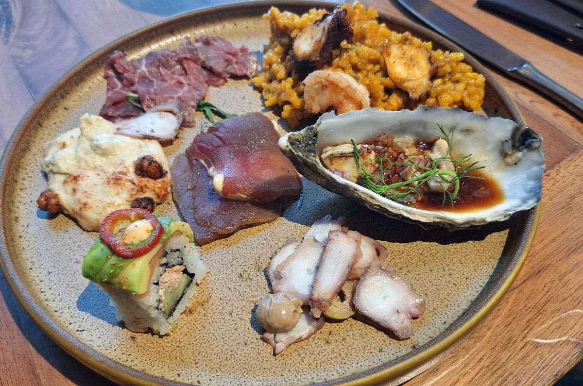 Variedad del buffet: carpaccio de pulpo, ostión, carpaccio de res, paella, hummus, sushi y tiradito de atún, foto de Miriam Carmo