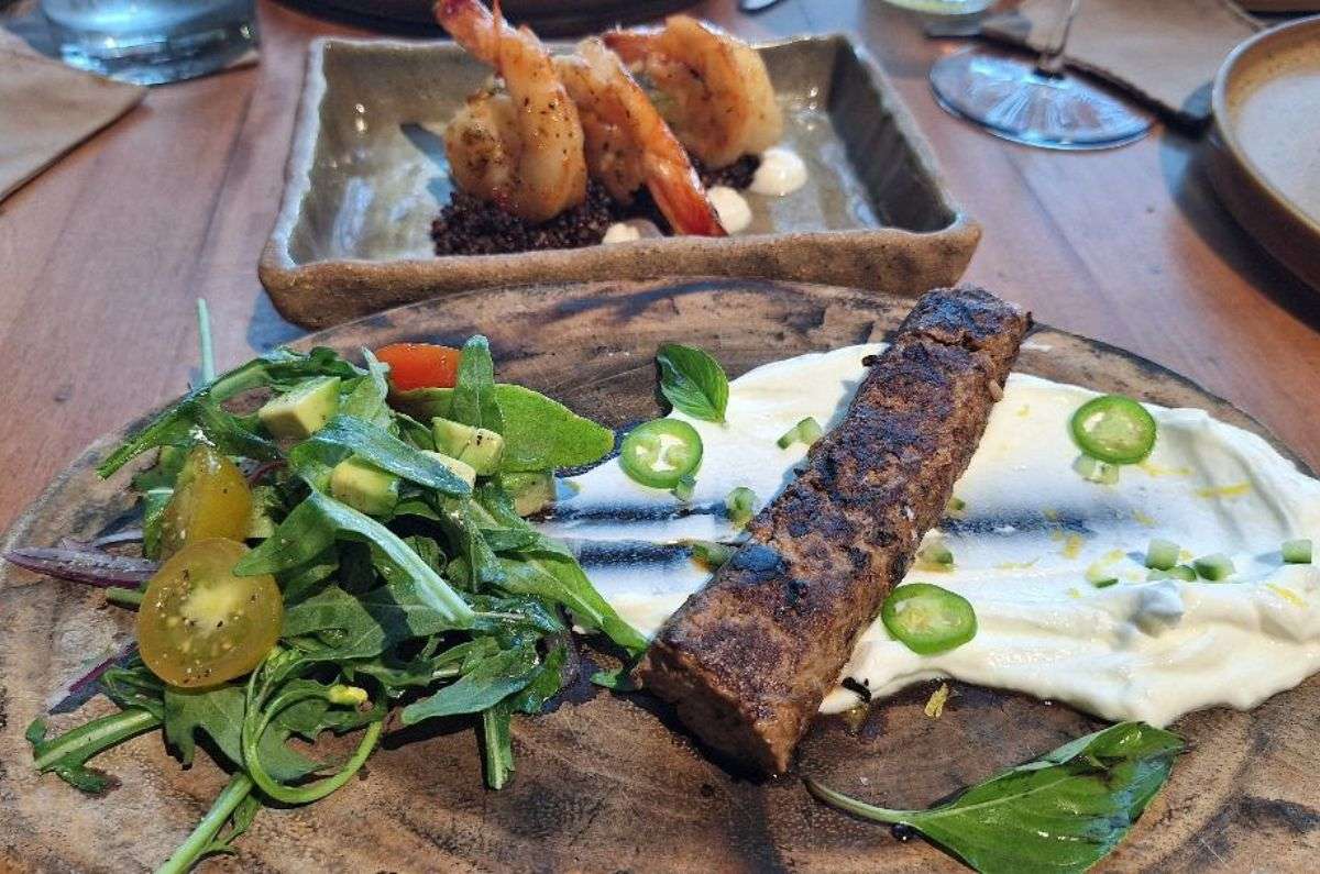 Brocheta de res y camarones agridulces, foto de Miriam Carmo