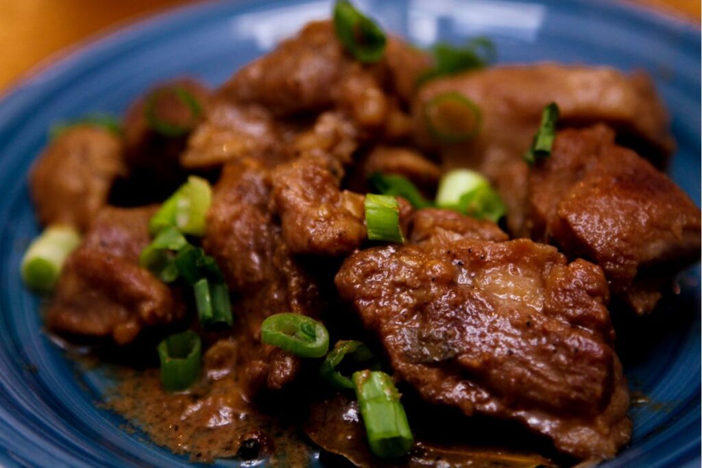 Adobar permite darle mayor profundidad de sabor a la carne.
