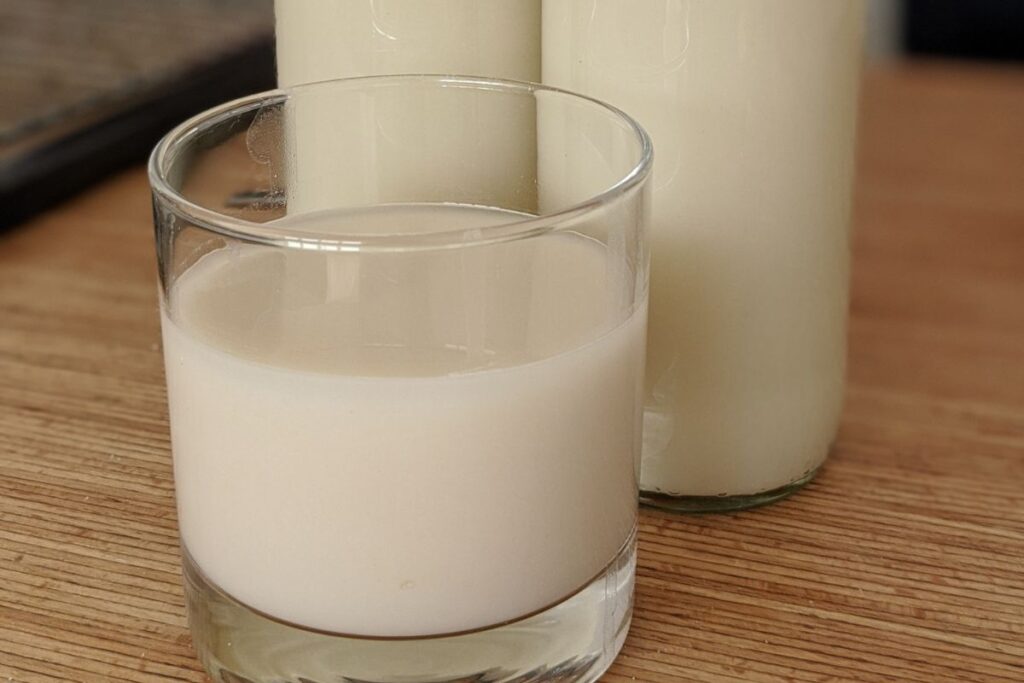 El agua de arroz presume grandes beneficios para el organismo a nivel externo y interno.