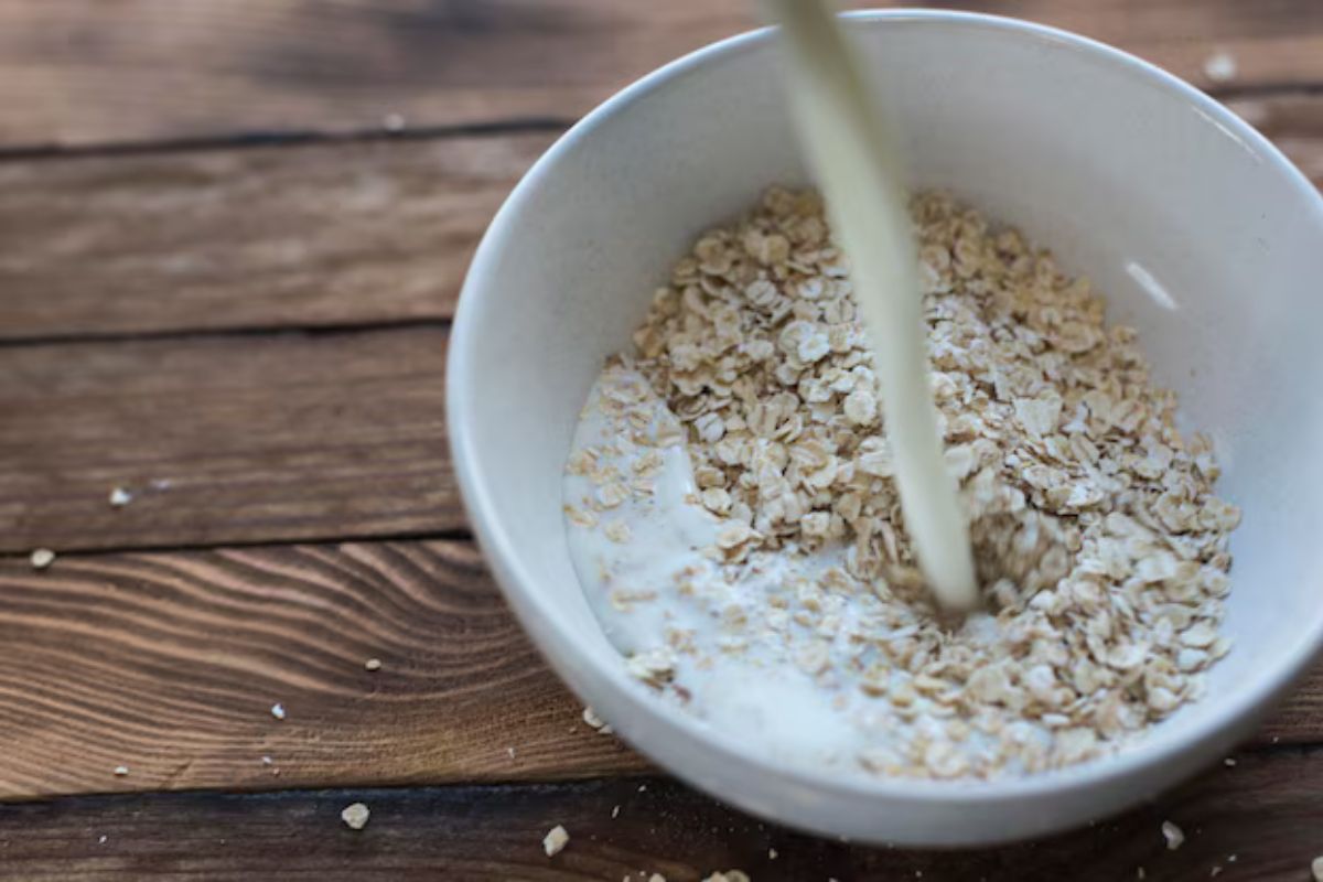 Avena hidratada con leche. Foto de Pexels.
